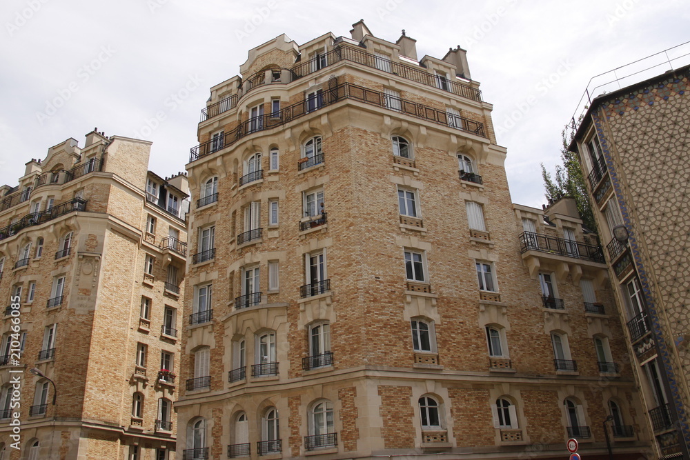 Immeuble en briques du quartier des Epinettes à Paris	