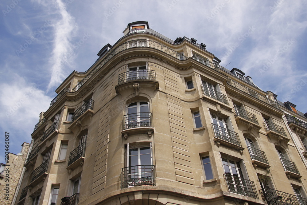 Immeuble ancien du quartier des Epinettes à Paris	