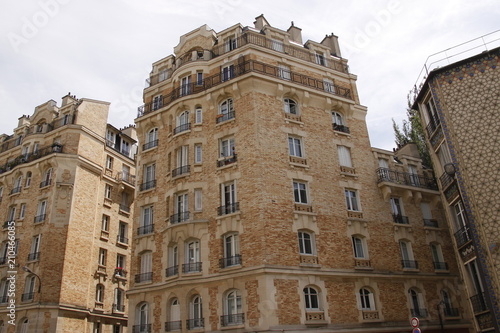 Immeuble en briques du quartier des Epinettes à Paris 