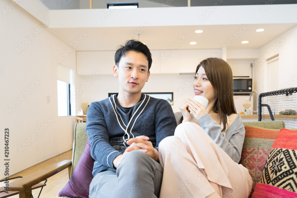 会話するカップル(夫婦・ライフスタイル・室内) 会話するカップル(夫婦・ライフスタイル・室内)