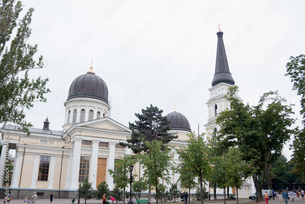 Obraz premium buildings and attractions of Odessa in Ukraine. beautiful stucco and sculptures on buildings. urban landscape