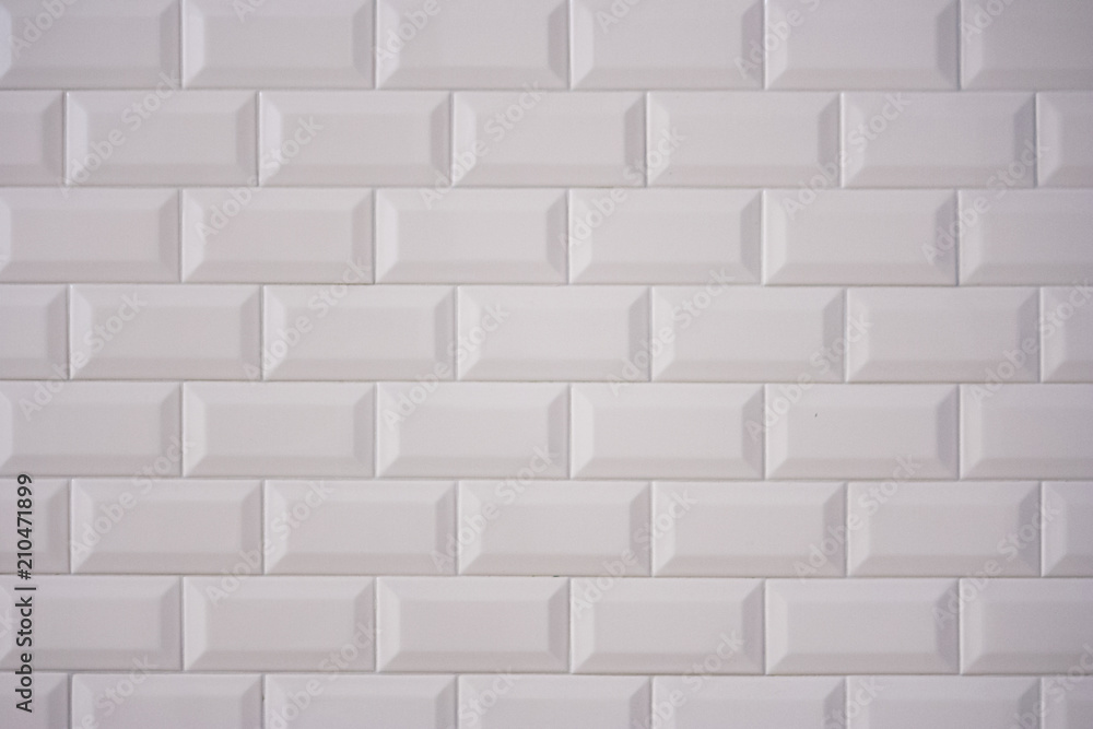 Plakat Ceramiczna prostokątna biała płytka ułożona poziomo. Przeszklona biała cegła ceramiczna do ścian wewnętrznych
