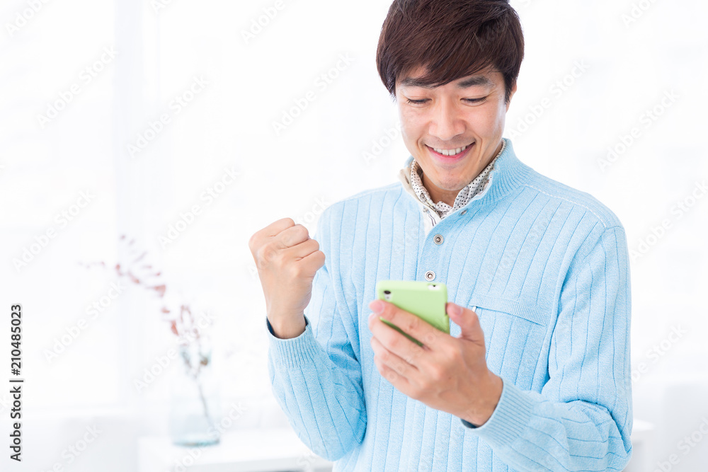 スマホを見るミドル男性 スマホを見るミドル男性