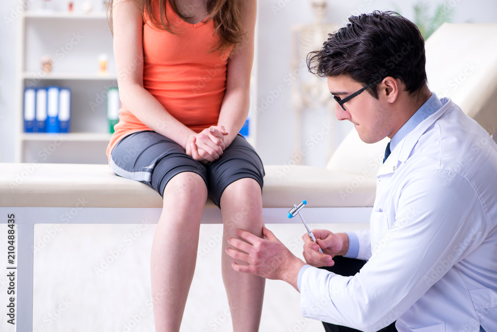 Obraz premium Doctor neurologist examining female patient