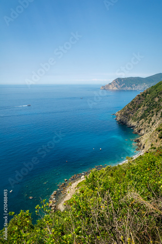 Fototapeta Naklejka Na Ścianę i Meble -  Vertical View of the Coastline on the Sea between Corniglia and Vernazza