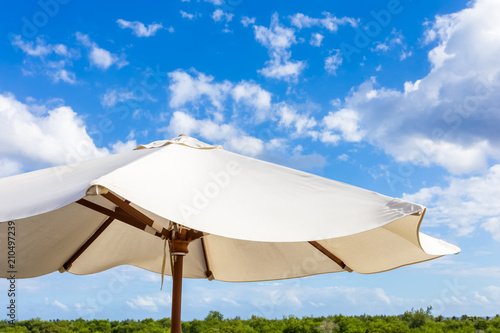 parasol de jardin sur fond de ciel bleu avec des nuages 