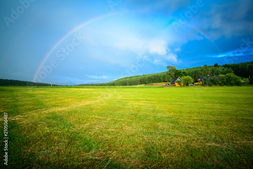 Regenbogen am Himmel über dem Feld