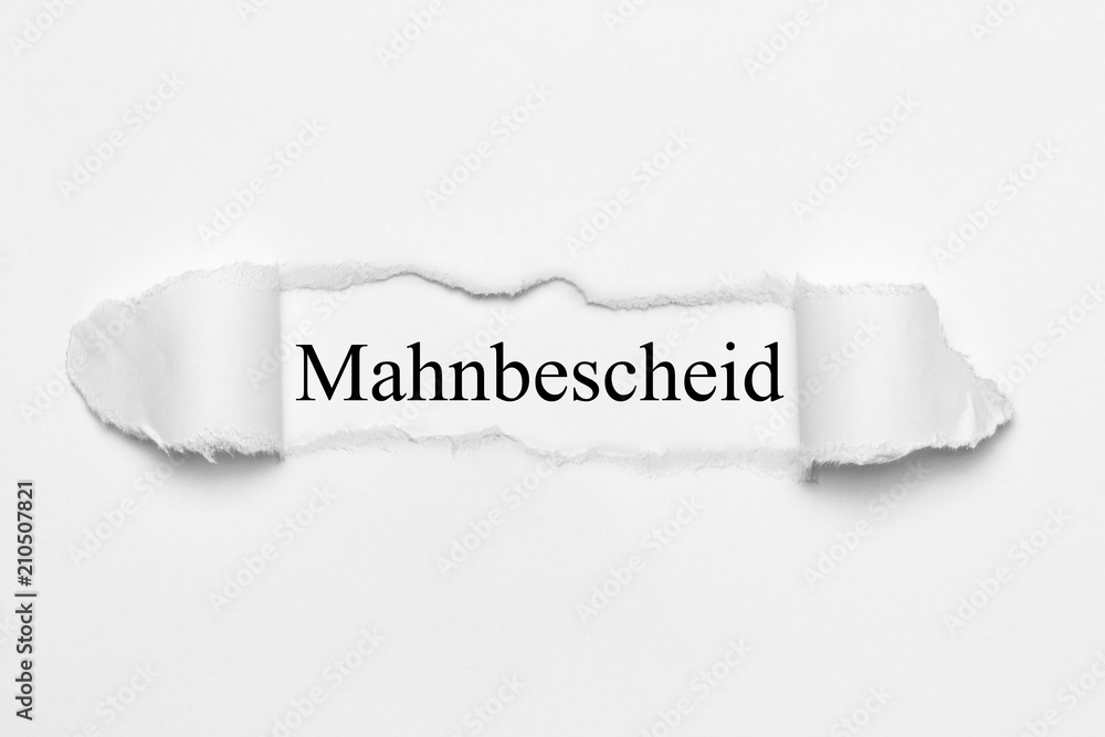 Mahnbescheid auf weißen gerissenen Papier Mahnbescheid auf weißen gerissenen Papier