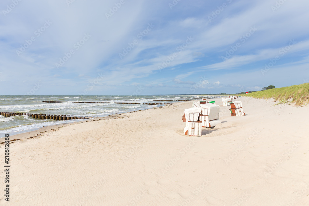 Strand in Zingst an der Ostsee mit blauem Himmel uns Strandkörben Strand in Zingst an der Ostsee mit blauem Himmel uns Strandkörben