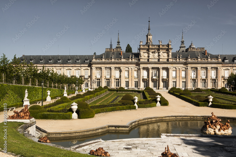 Obraz premium Palace of La Granja de San Ildefonso, Segovia. Spain. Gardens and fountains with light at dawn 