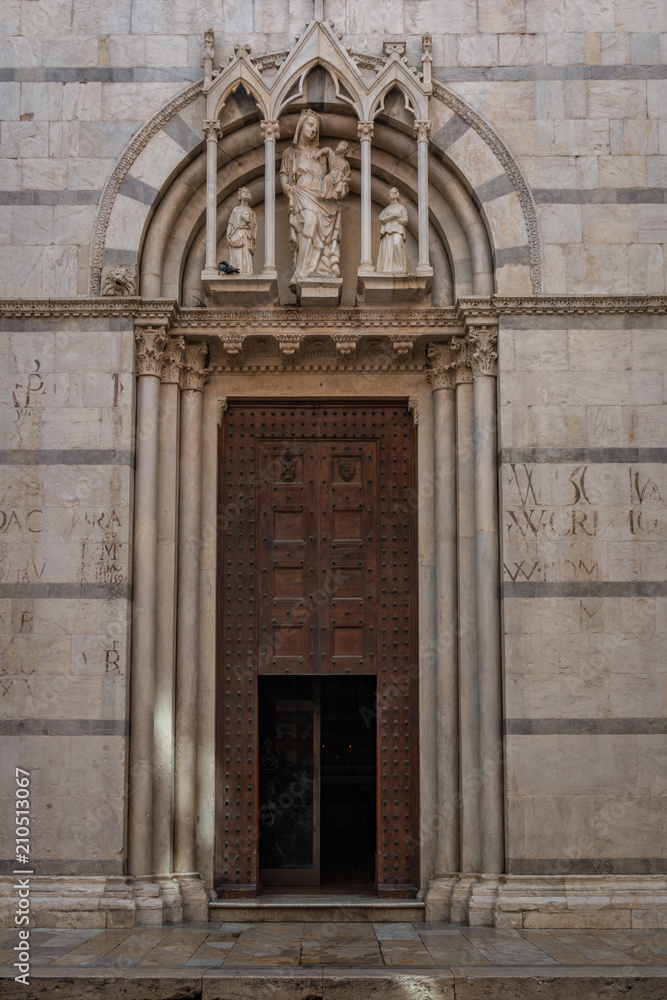 Eingang zur Katholischen kirche San Michele in Borgo in Pisa, Toskana, Italien