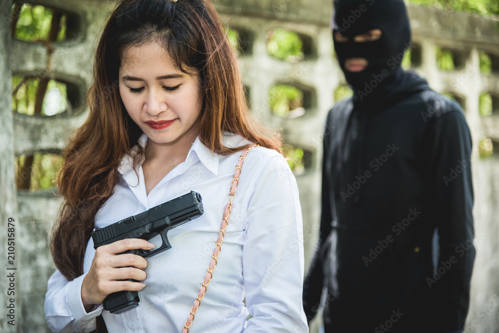 The robbers are going to rob women The robbers are going to rob women