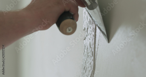 Fotografie closeup worker applying decorative concrete plaster on the wall