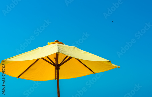 Yellow umbrella © Yunio