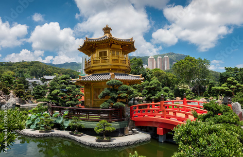 Der goldene Pavillon der Absoluten Perfektion in den Nan Lian G  rten  Hong Kong