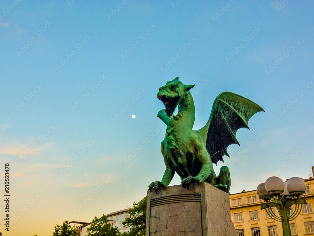 Fototapeta premium ljubljana, dragon, bridge, slovenia, capital, symbol, old, sculpture, europe, travel, tourist, architecture, tourism, sky, historic, medieval, statue, green, style, famous, day, view, city, ancient, h