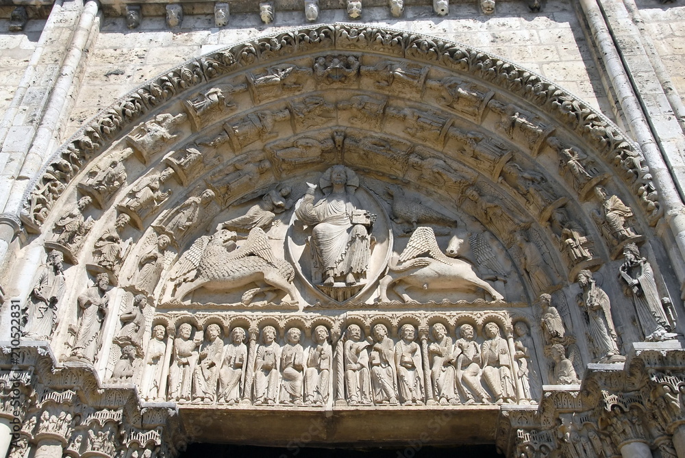  Cathédrale Notre-Dame de Chartres, Tympan : le Christ entouré du tétramorphe, ville de Chartres, Eure et Loir, France