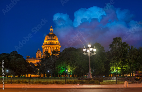 Исаакиевский собор в Санкт-Петербурге, ночь и облака St. Isaac's Cathedral, a night and white clouds photo