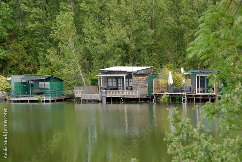 cabanes de pêcheurs autour du plan d'eau de Chérizy, Eure et Loir, France