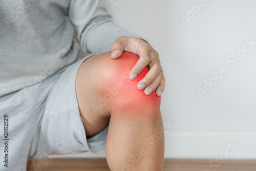 Quadro su tela a man touching knee with red highlights concept of knee and joint pain