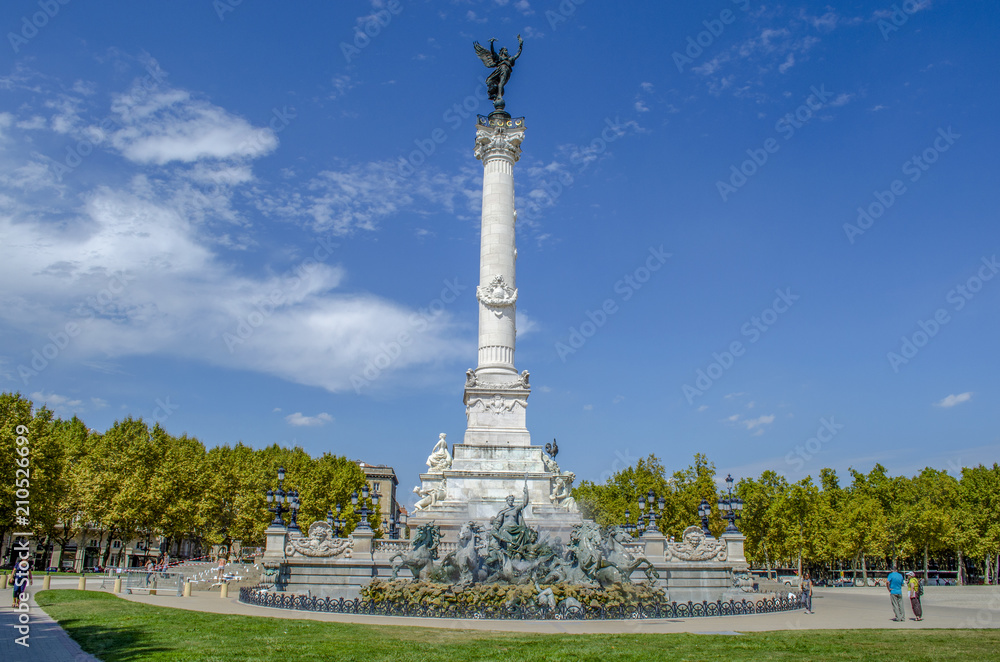 Monumento a los Girondins en la Plaza Quinconces en Burdeos