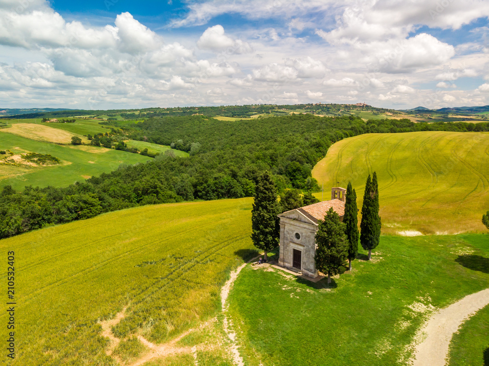 Obraz premium Chapel of Vitaleta (Cappella della Madonna di Vitaleta) in beautiful landscape scenery of Val d Orcia, Tuscany, Italy