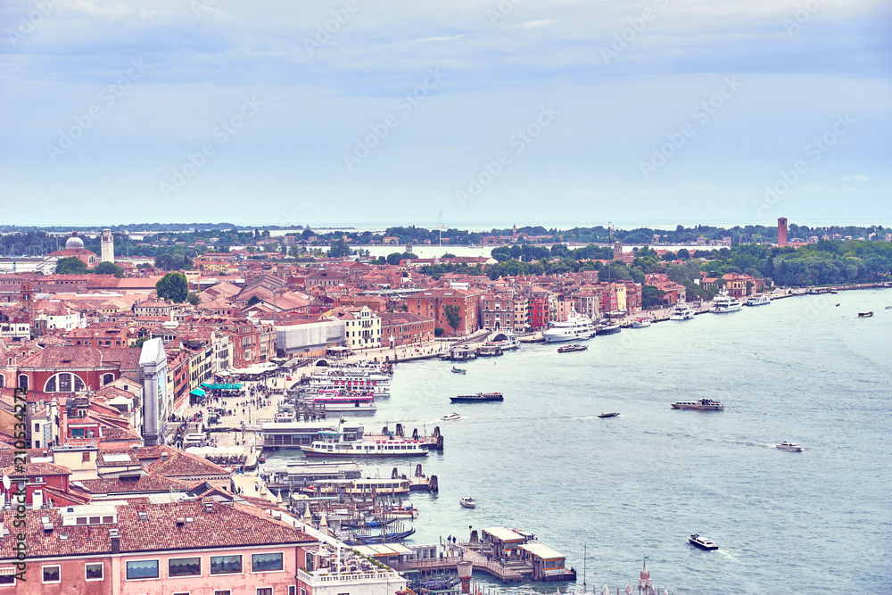 Panoramic view of Venice in Italy / Promenade 