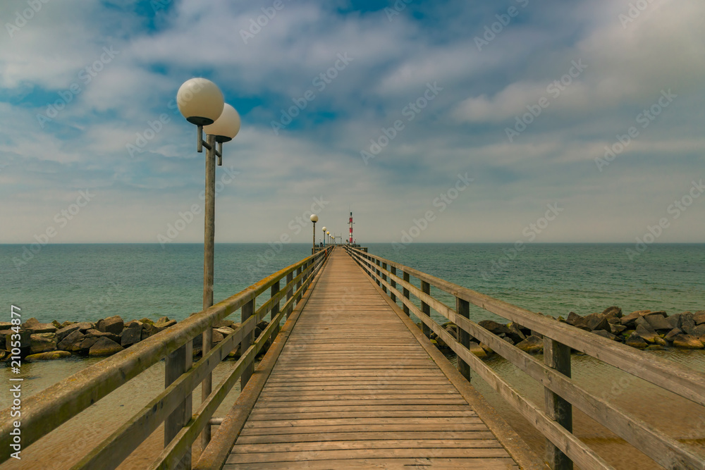 Weg über die hölzerne Seebrücke zur Ostsee