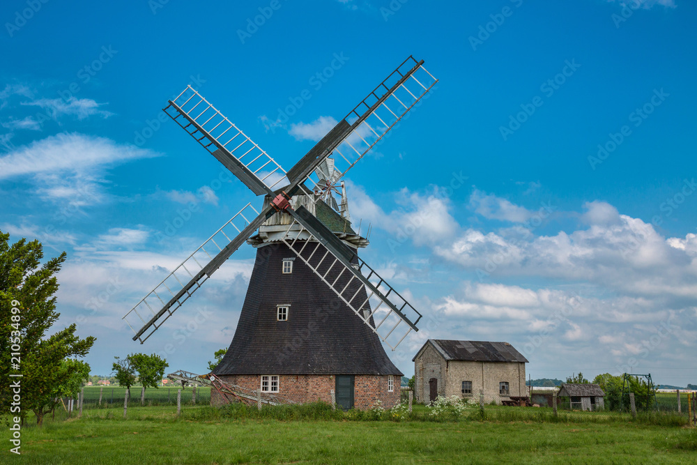Holländer Windmühle mit Nebengebäude in Rövershagen
