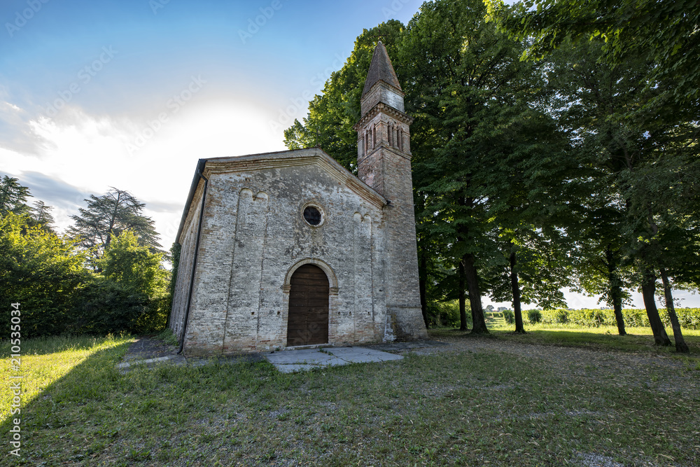 Chiesa di Frattina a Pravisdomini, borgo medioevale