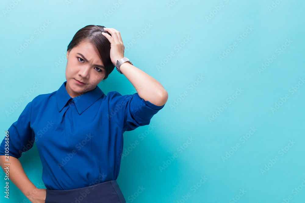 Naklejka premium Angry woman standing on isolated blue background