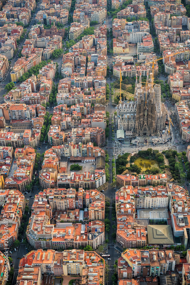 Naklejka premium Widok z lotu ptaka dzielnicy mieszkalnej Barcelona Eixample i Sagrada Familia, Hiszpania