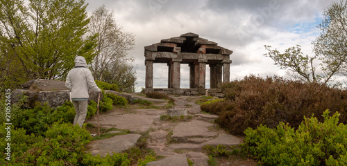 Randoneur devant le temple du Donon, Vallée de La Bruche, Bas-Rhin, Alsace, France