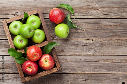 Fototapeta Naklejka Na Ścianę i Meble -  Green and red apples in wooden box