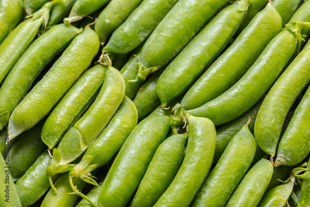 texture of green peas pods
