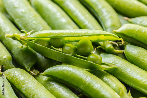 texture of green peas pods