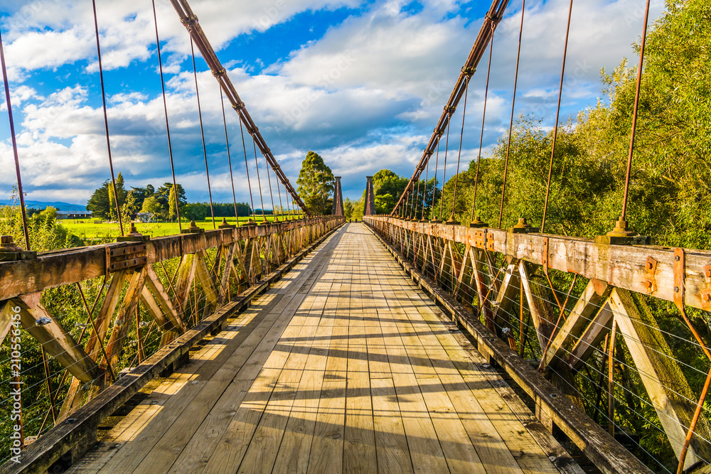 Fototapeta Zawieszony drewniany most