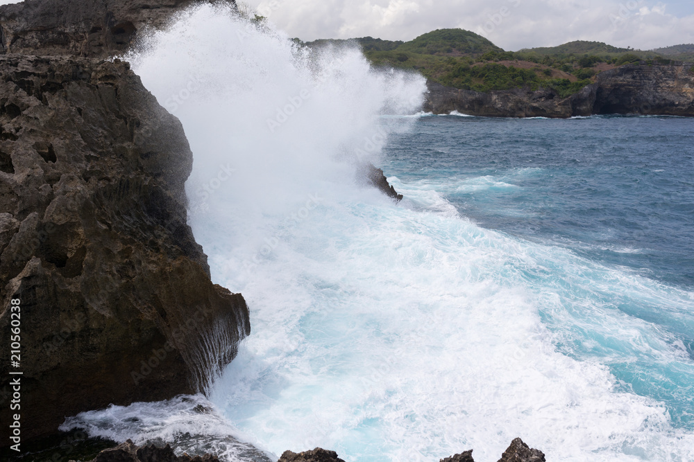 Φωτογραφία Strong blow of the wave about the coastline of the island of Nusa Penida