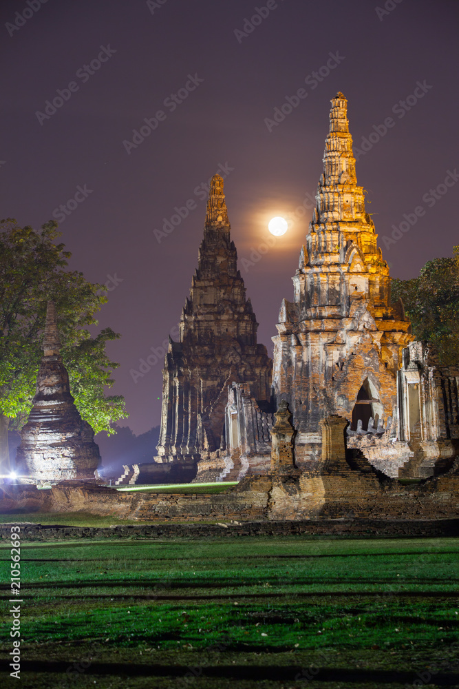 Fototapeta premium Night view landscape historical park temple at Thailand