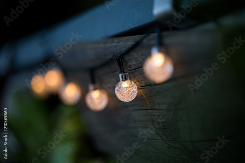 Lichterkette auf Holz am Abend