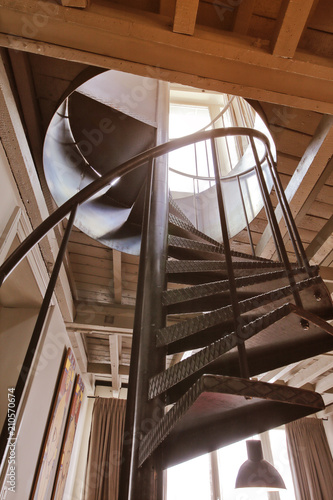 escalier en métal tournant dans rénovation maison ancienne