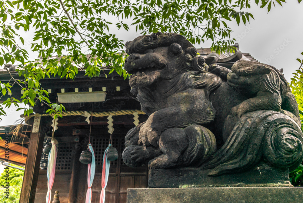Obraz premium A stone dragon in a Shintoist shrine in Tokyo - 1
