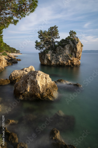Fels im Meer bei Brela in Kroatien 
