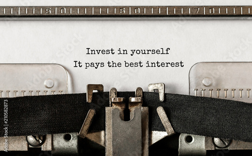 Fotografía Text Invest in yourself, it pays the best interest typed on retro typewriter