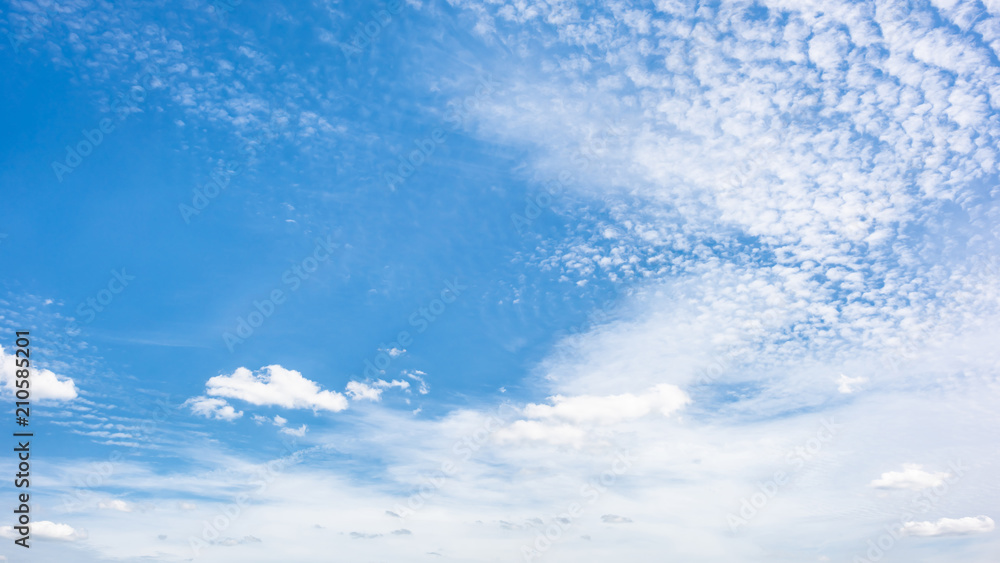 Obraz premium Wspaniałe błękitne niebo z chmurami na tle