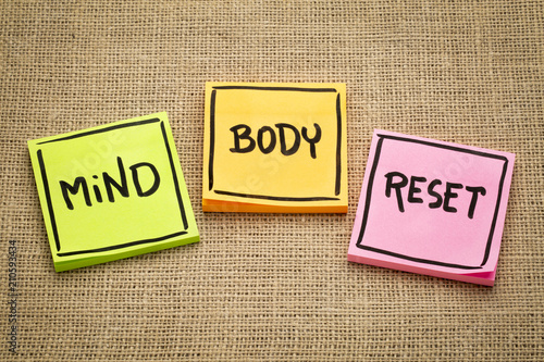 Obraz na płótnie mind and body reset - text on reminder notes