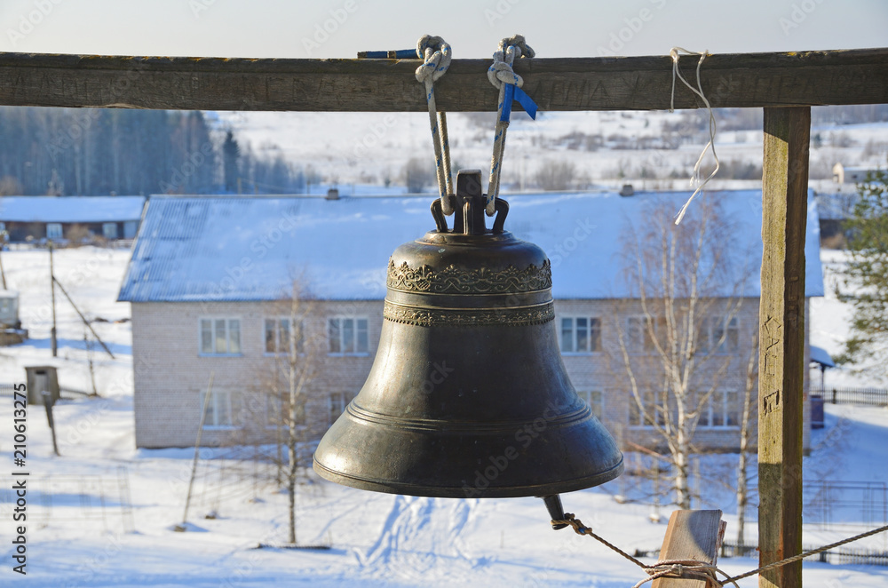 Obraz premium Big bell on the bell tower of the church of the Transfiguration (Preobrazhenskaya). XVIII century in Turchasovo. Russia, Arkhangelsk region, Onega district