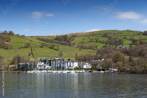 фотографія Beautiful lakeside village situated on the bank of Lake Windermere in the scenic