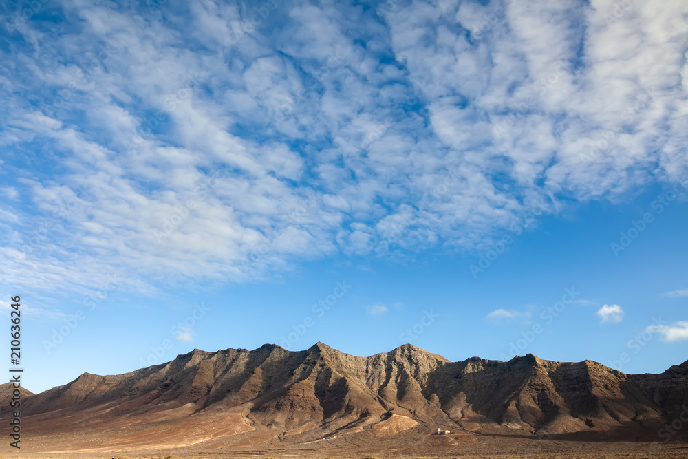 Naklejka premium Fantastic view of mountains range and sky.