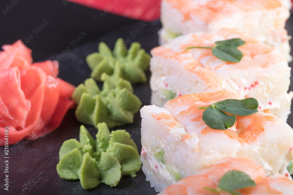 Японская кухня. Горячие и холодные закуски из морепродуктов. Суши и роллы и креветки. Японская еда и морепродукты в ресторане. Японская кухня. Горячие и холодные закуски из морепродуктов. Суши и роллы и креветки. Японская еда и морепродукты в ресторане.